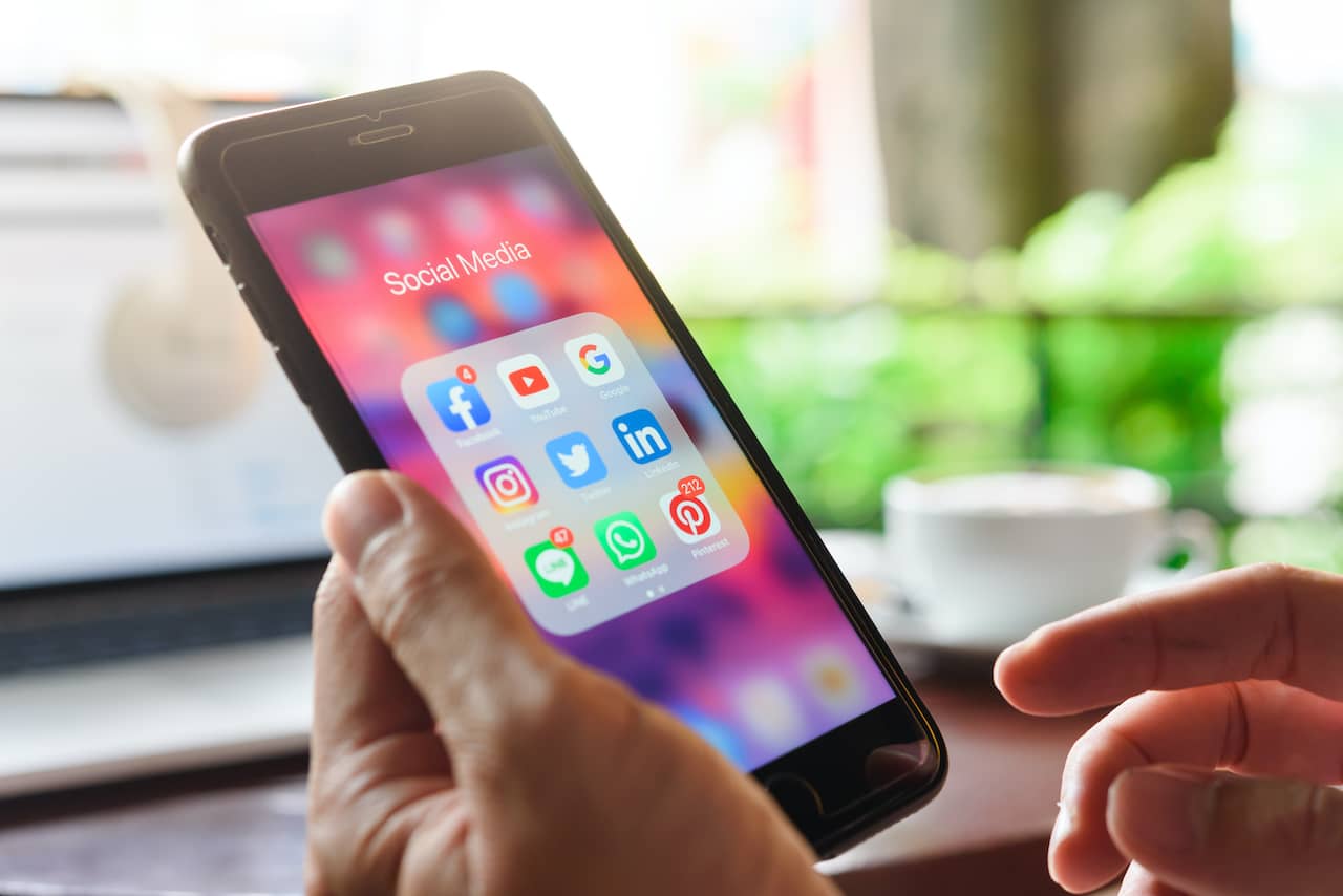 social media mobile phone